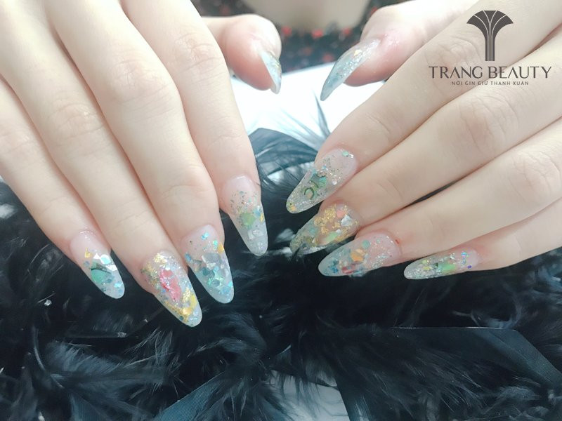 Mẫu móng tay Hàn Quốc Chunky Glitter với các hạt kim tuyến lớn lấp lánh trên nền trong suốt, tạo vẻ đẹp rực rỡ.