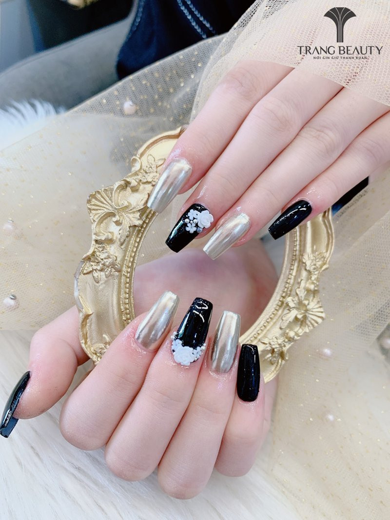 Mẫu móng tay Hàn Quốc cực quang với sắc hồng và xanh tím phản chiếu ánh sáng lấp lánh, huyền ảo.