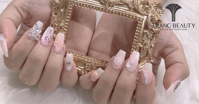 Mẫu móng tay Hàn Quốc dáng ballet với lớp sơn bóng trong suốt, nhấn nhá hạt ngọc trai nhỏ trên nền màu trắng tinh khôi.