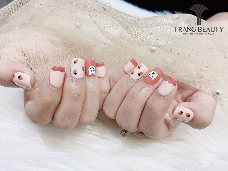 Mẫu móng tay Hàn Quốc dễ thương với hình gấu trúc nhỏ xinh trên nền hồng phấn.