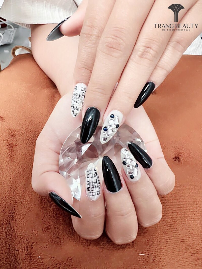 Mẫu móng tay Hàn Quốc đính đá lấp lánh trên nền màu nude, tạo vẻ đẹp sang trọng và tinh tế.