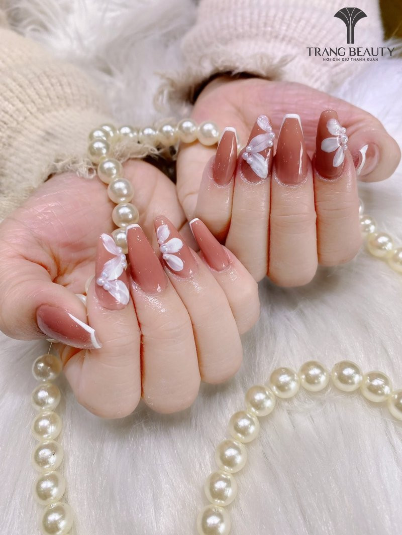 Mẫu móng tay Hàn Quốc hiệu ứng màu nước tông xanh dương nhạt, tạo cảm giác mát mẻ và thư thái.