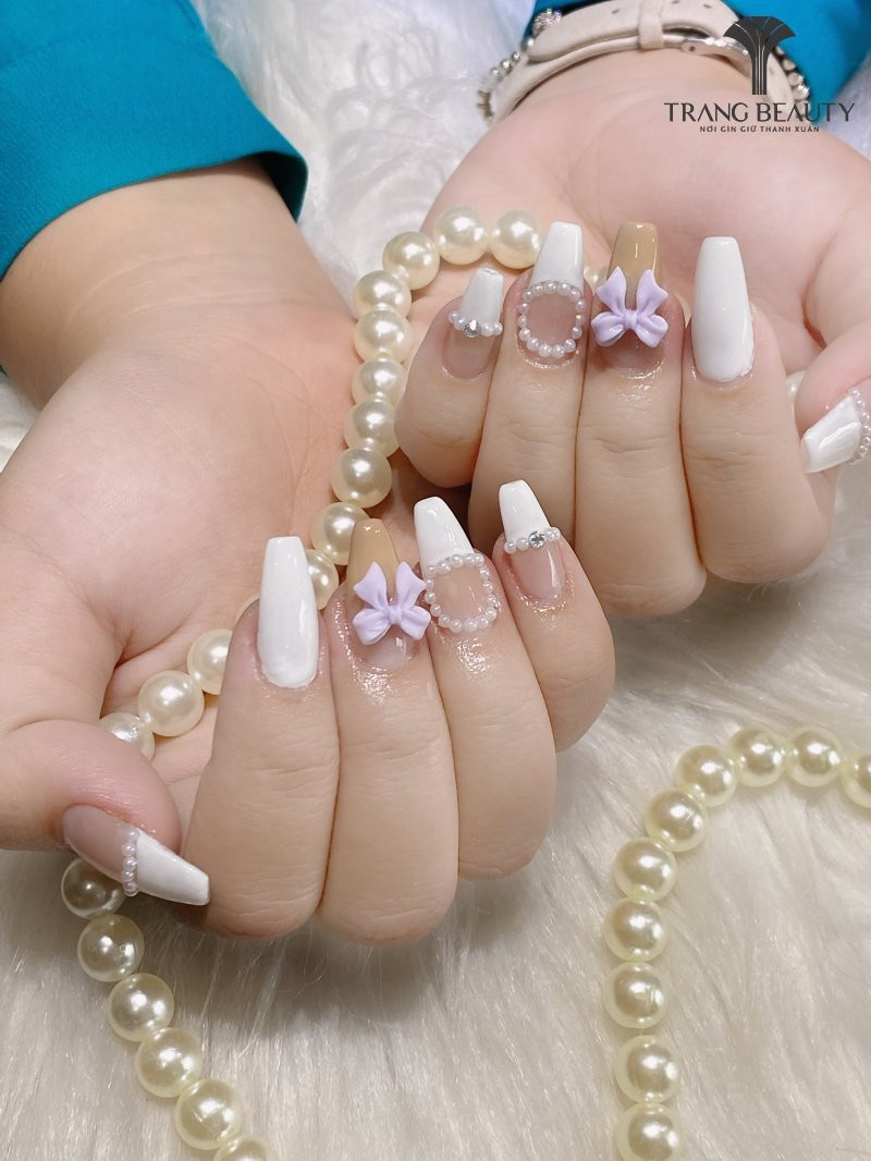 Mẫu móng tay Hàn Quốc họa tiết trái tim nhỏ màu hồng phấn trên nền trắng sữa tạo nét ngọt ngào, tinh tế.