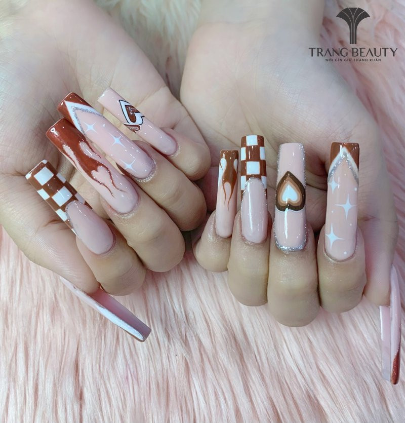 Mẫu móng tay Hàn Quốc kẻ caro đơn giản trên nền nude, phù hợp cho mọi hoàn cảnh và phong cách.