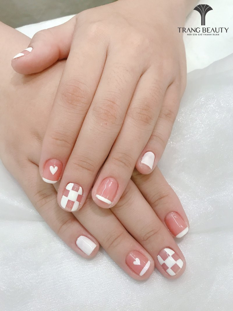 Mẫu móng tay Hàn Quốc kẻ caro trên nền màu hồng pastel, mang vẻ đẹp trẻ trung và ngọt ngào.