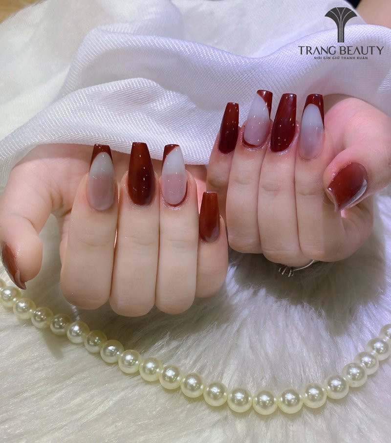 Mẫu móng tay Hàn Quốc màu son đỏ gạch cổ điển, phù hợp với nhiều tông da và phong cách.