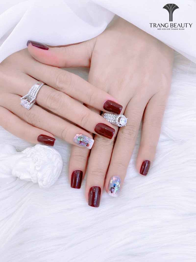Mẫu móng tay Hàn Quốc tông đỏ burgundy đậm, mang lại vẻ đẹp sang trọng và trưởng thành.