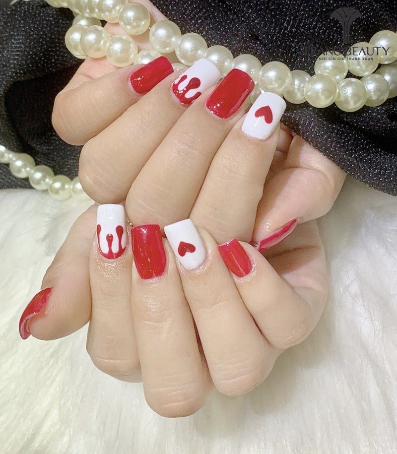 Mẫu móng tay Hàn Quốc với các đường kẻ ngang, dọc mảnh trên nền màu be và trắng, thể hiện sự đơn giản mà cuốn hút.