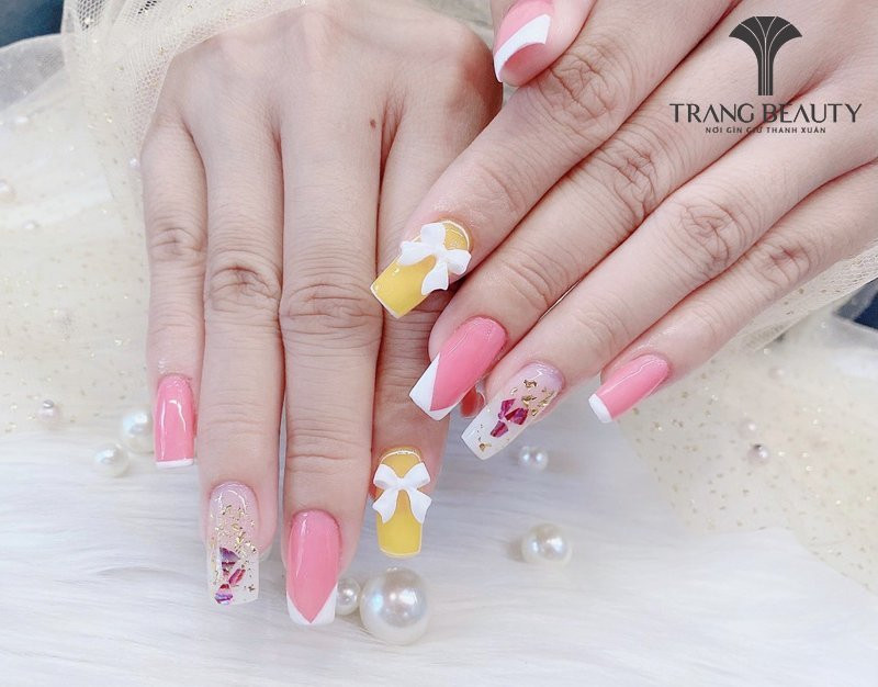 Mẫu móng tay Hàn Quốc với nền trắng trong suốt và điểm nhấn họa tiết hoa văn trừu tượng màu đen cá tính.