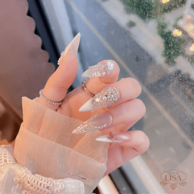 Mẫu móng tay hồng thạch nhẹ nhàng cho dáng móng nhọn quyến rũ