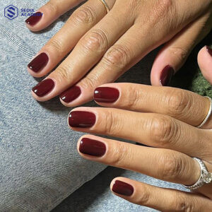 Mẫu móng tay màu đỏ mận sơn trơn bóng tinh tế