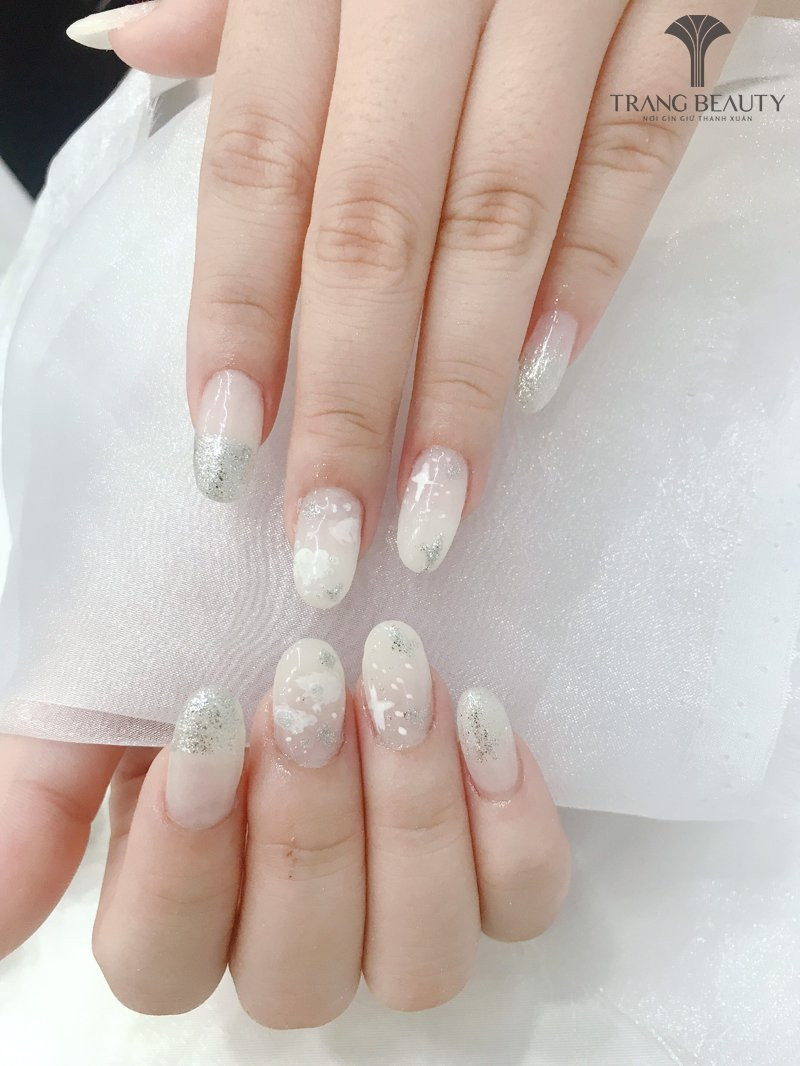 Mẫu móng tay màu gạo ombre với hiệu ứng loang nhẹ nhàng từ gốc đến đầu móng
