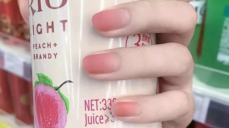 mẫu móng tay màu hồng đào nhẹ nhàng