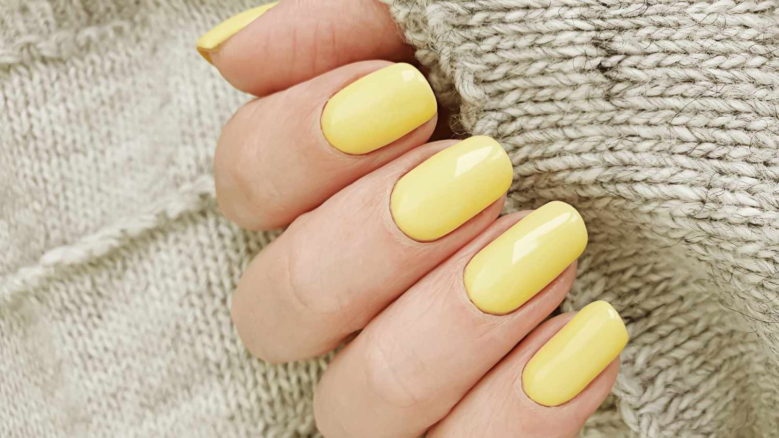 Mẫu móng tay màu pastel hồng nhạt và xanh mint, thể hiện sự nhẹ nhàng tinh tế