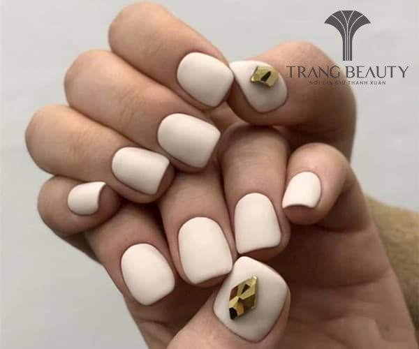 Mẫu móng tay màu sữa gạo nhám lì trên form móng ngắn