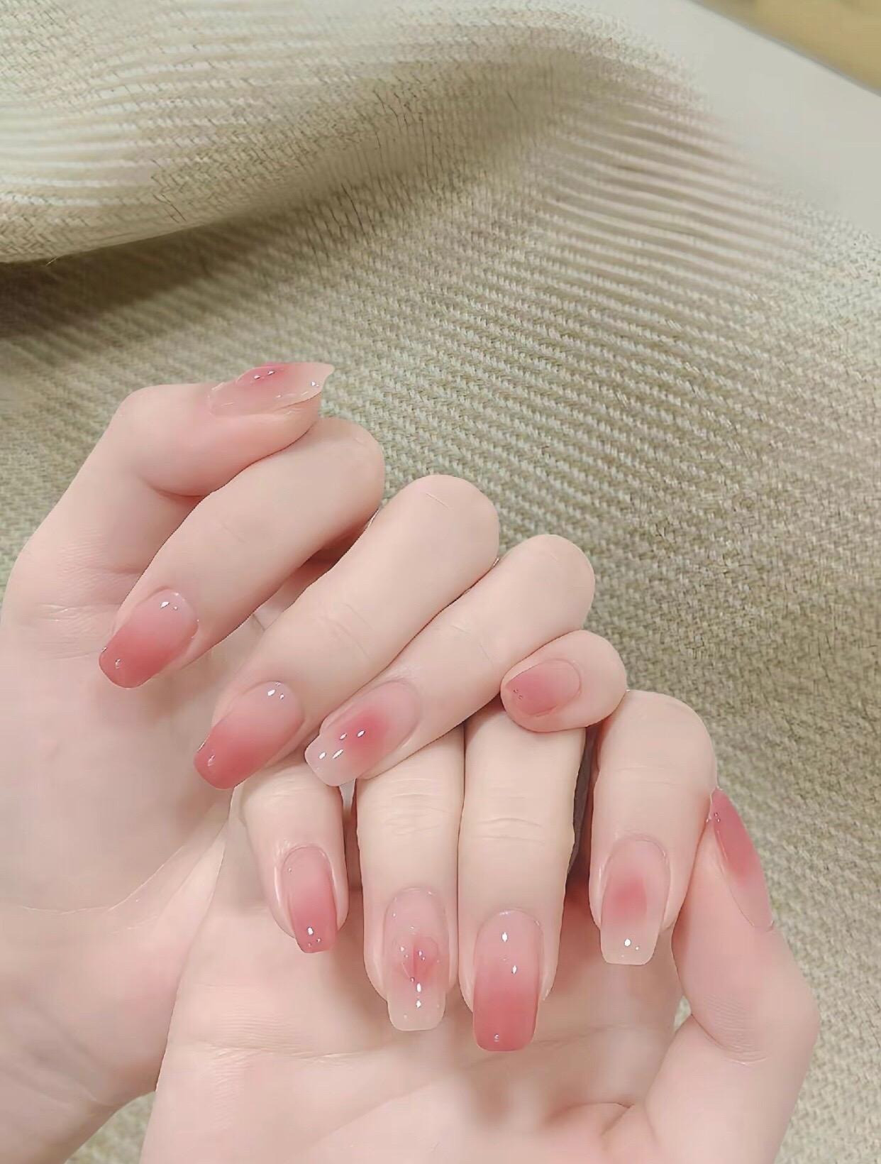 Mẫu móng tay màu thạch hồng pastel trong trẻo, nhẹ nhàng cho phái đẹp