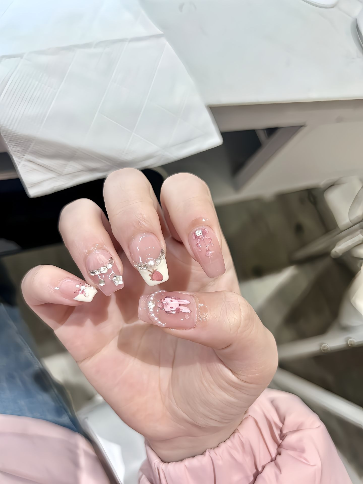 Mẫu móng tay màu thạch hồng trong suốt kết hợp đính đá lấp lánh sang trọng