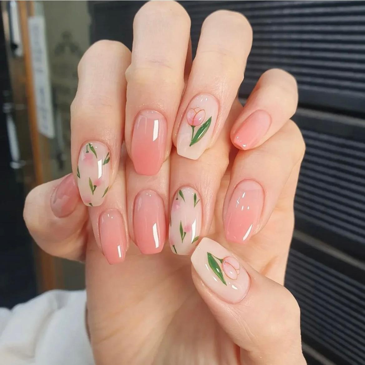 mẫu móng tay màu thạch hồng vẽ hoa tinh xảo, thể hiện sự nữ tính và lãng mạn.
