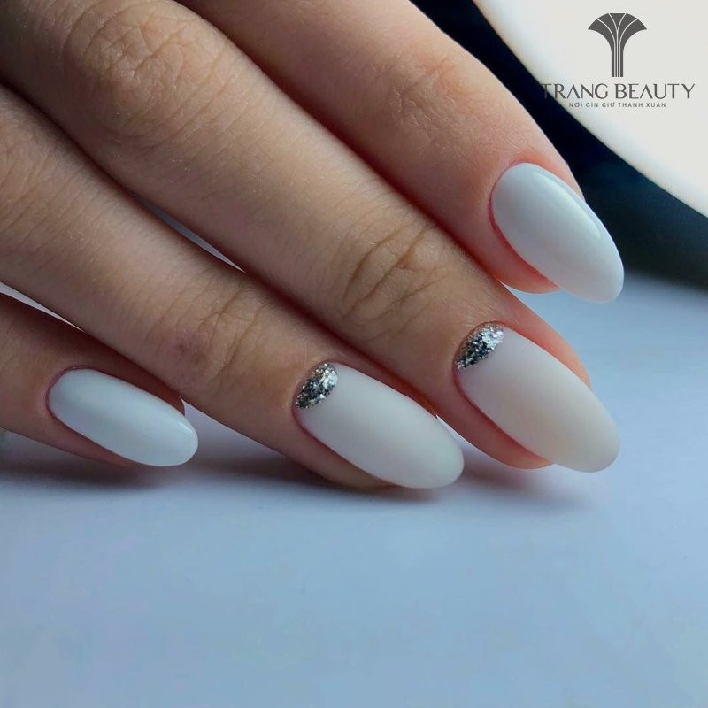 Mẫu móng tay màu trắng gạo dáng oval đơn giản nhưng đầy sức hút và tinh tế