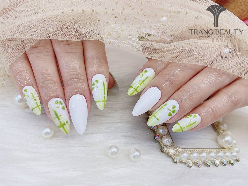 Mẫu móng tay màu trắng gạo được trang trí bằng những đường kẻ sọc độc đáo và cá tính