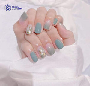 Mẫu móng tay màu xanh ngọc ẩn xà cừ