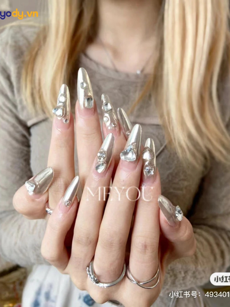 Mẫu móng tay tráng gương ngọc trai đính đá cầu kỳ, phù hợp cho những bữa tiệc