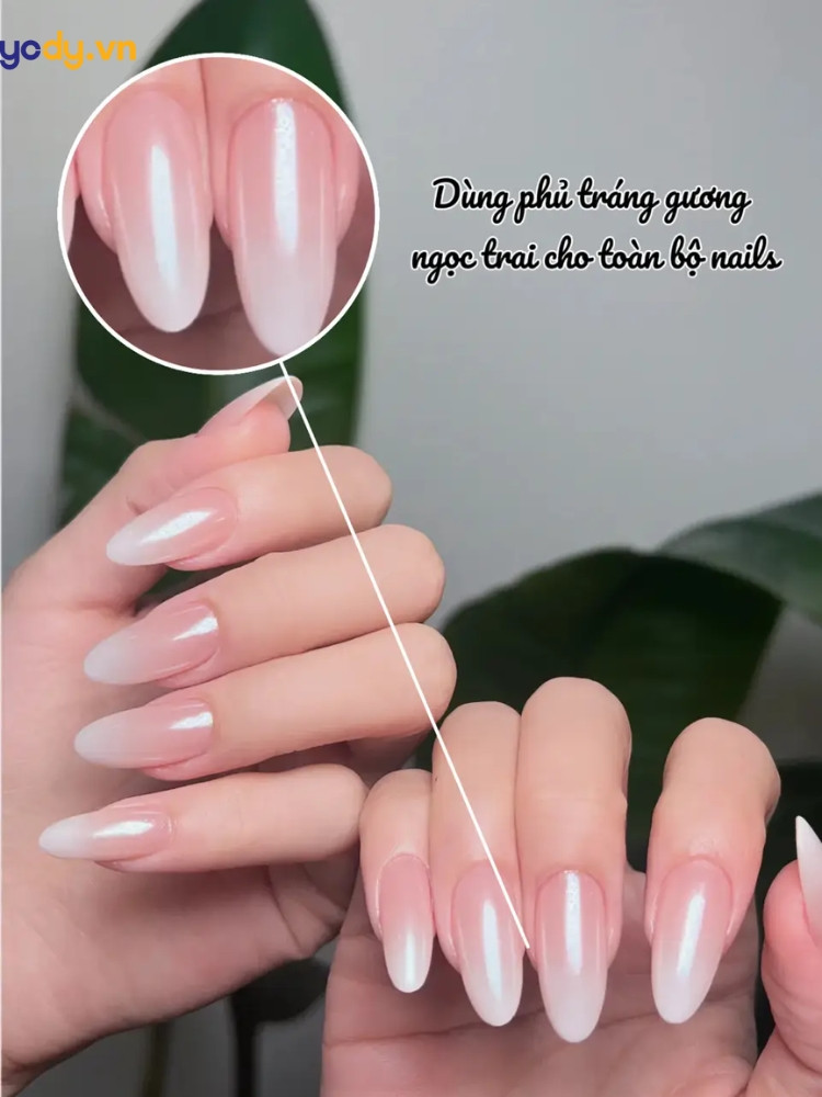 Mẫu móng tay tráng gương ngọc trai tông hồng đào nhẹ nhàng, mang lại vẻ ngọt ngào