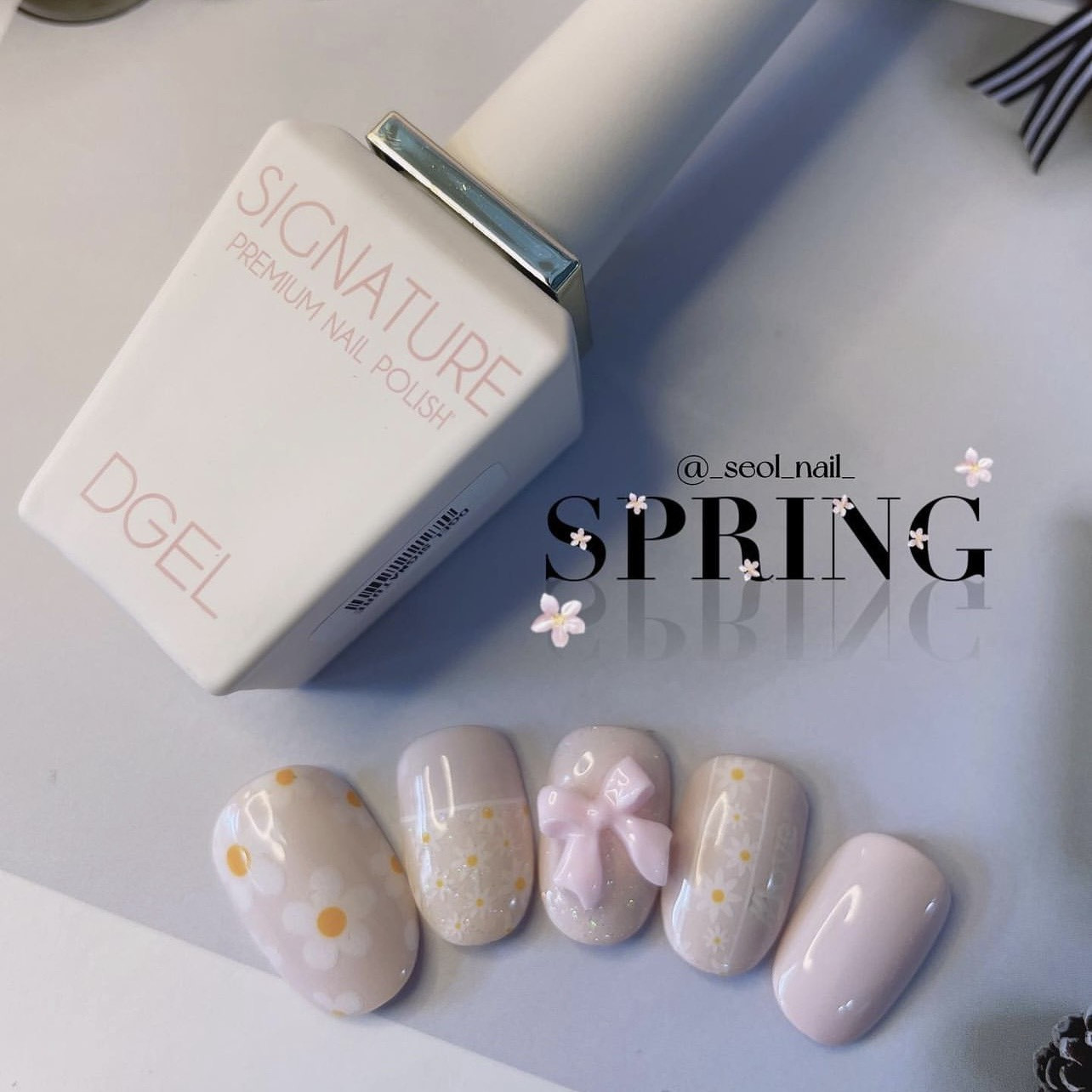 Mẫu móng tay trắng trong vẽ hoa