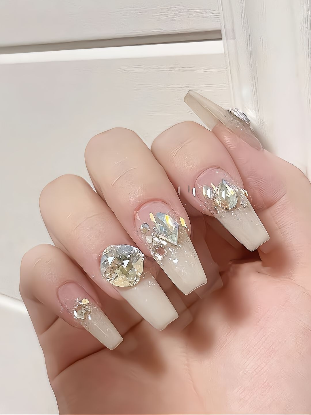 Mẫu móng tay trong suốt đính đá pha lê lấp lánh, cực kỳ sang chảnh và nổi bật