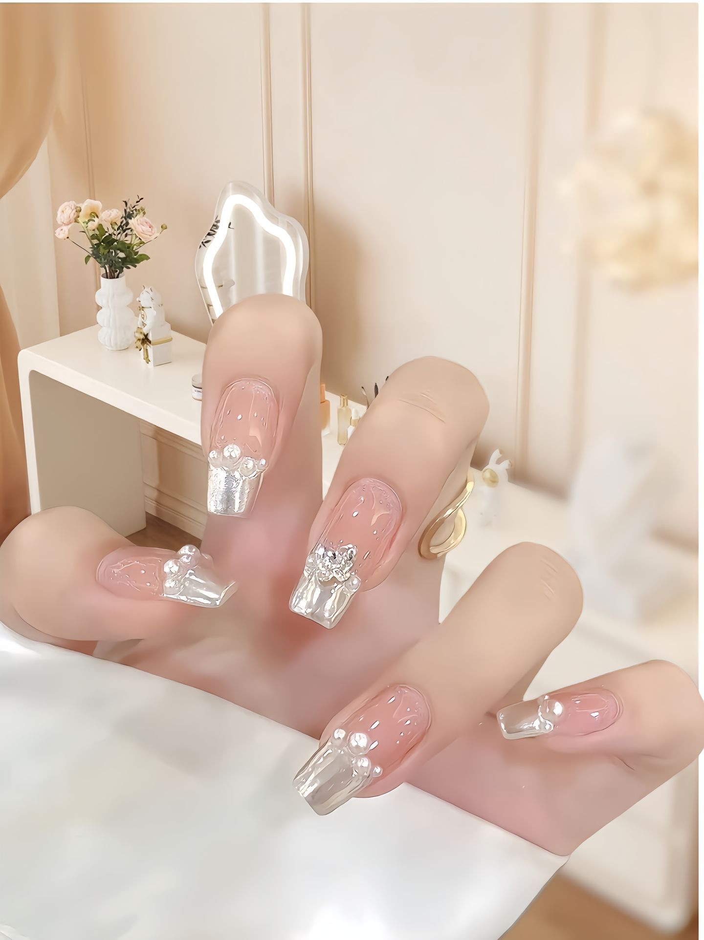 Mẫu móng tay trong suốt đính ngọc trai nhỏ xinh, tạo vẻ đẹp quý phái và sang trọng