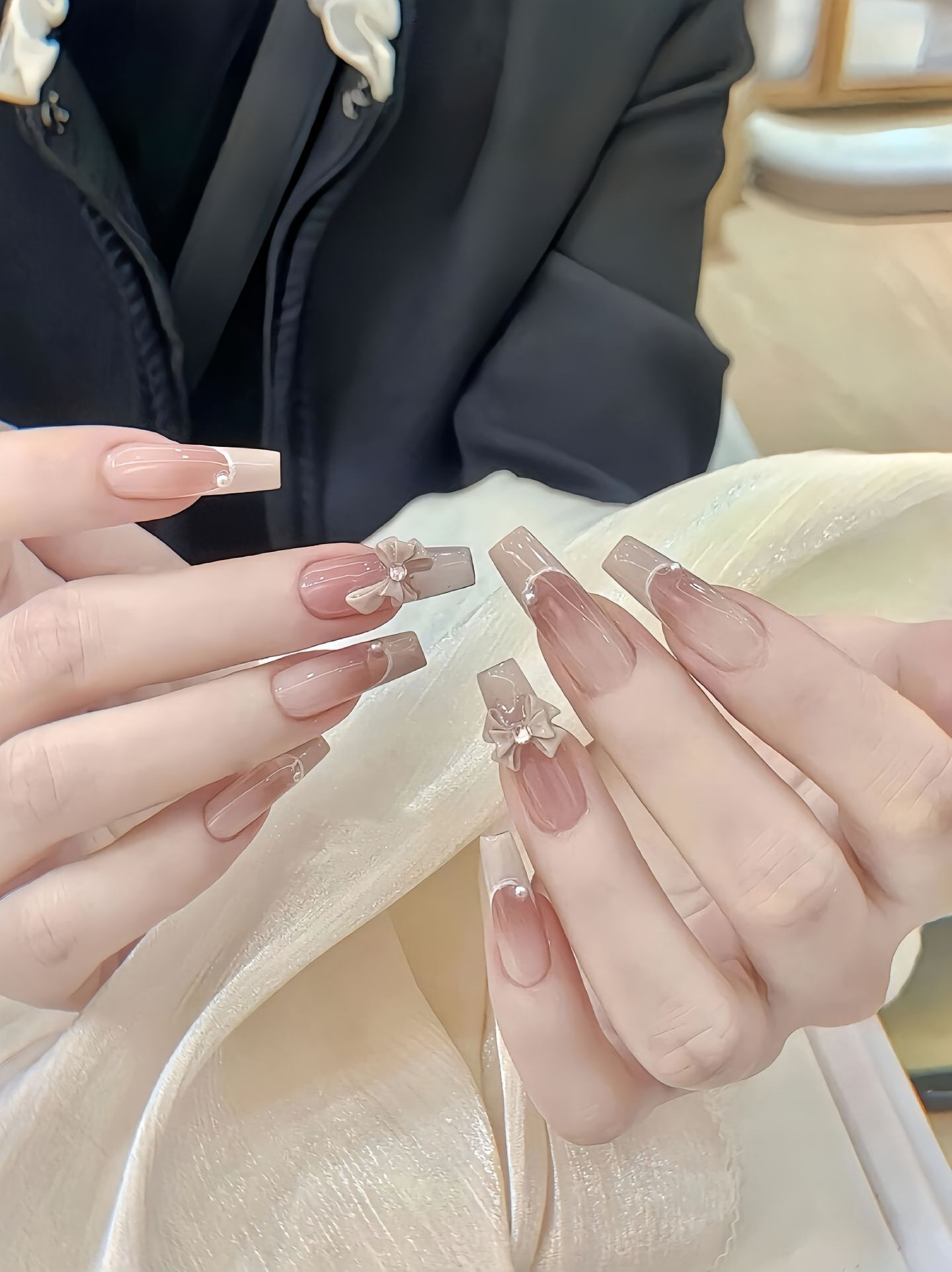 Mẫu móng tay trong suốt đính nơ nhỏ xinh, tăng thêm vẻ nữ tính và đáng yêu