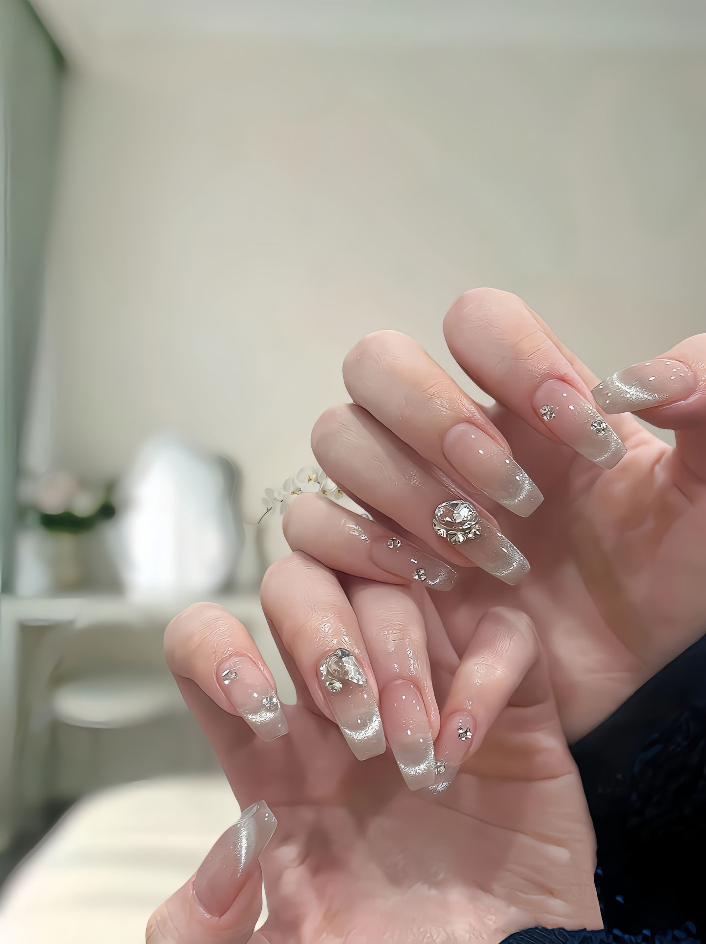 Mẫu móng tay trong suốt với hiệu ứng mắt mèo độc đáo và cuốn hút