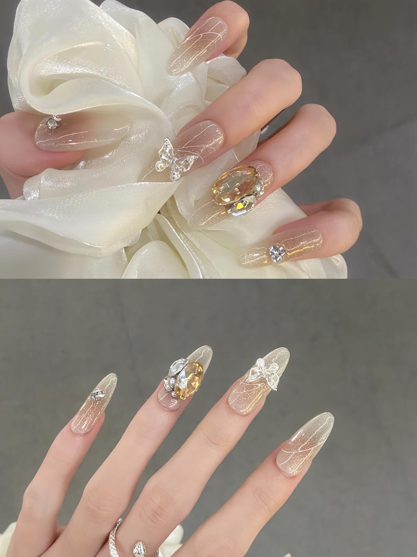 Mẫu móng tay trong suốt với họa tiết bướm xinh xắn, nổi bật trên nền sơn