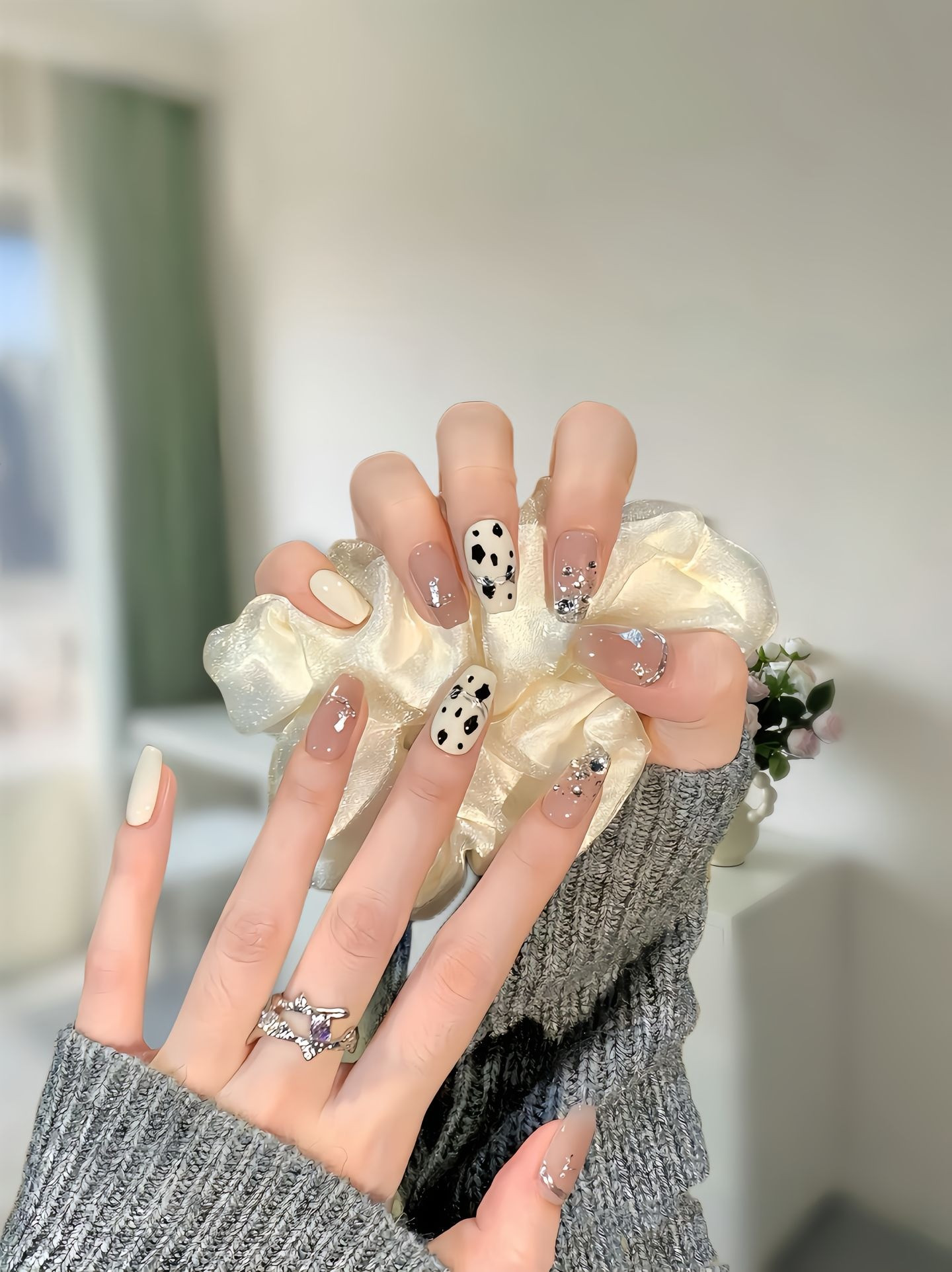 Mẫu móng tay trong suốt với kim tuyến lấp lánh, tạo hiệu ứng nổi bật và rực rỡ