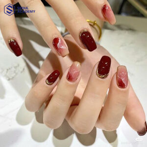 Mẫu móng tay vân đá màu đỏ mận độc đáo