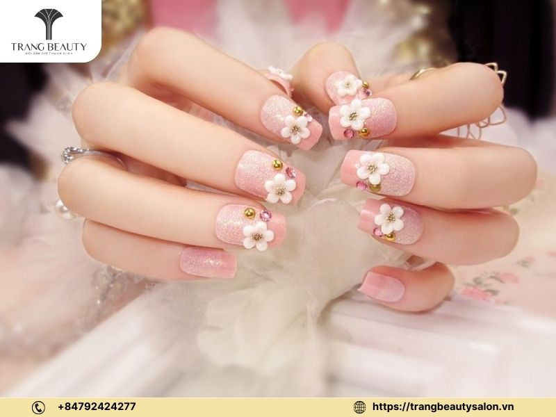 Mẫu móng tay vẽ hoa đẹp 3D hình hoa hồng nổi màu trắng trên nền hồng