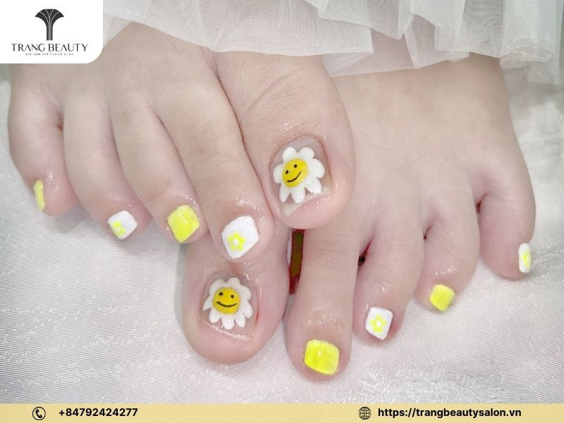 Mẫu móng tay vẽ hoa đẹp hoa đơn giản trên nền móng ngắn đáng yêu