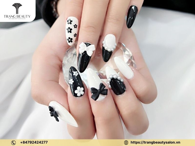 Mẫu móng tay vẽ hoa đẹp họa tiết hoa tuyết trắng trên nền đen bóng