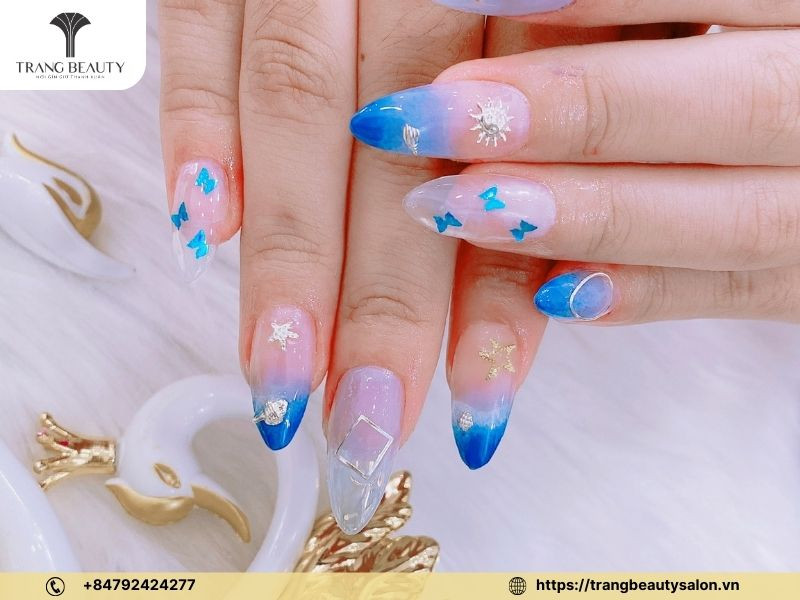 Mẫu móng tay vẽ hoa đẹp sơn ombre xanh tím với họa tiết hoa trắng