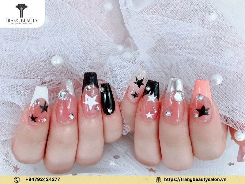 Mẫu móng tay vẽ hoa đẹp trên nền đen với hoa trắng tinh tế