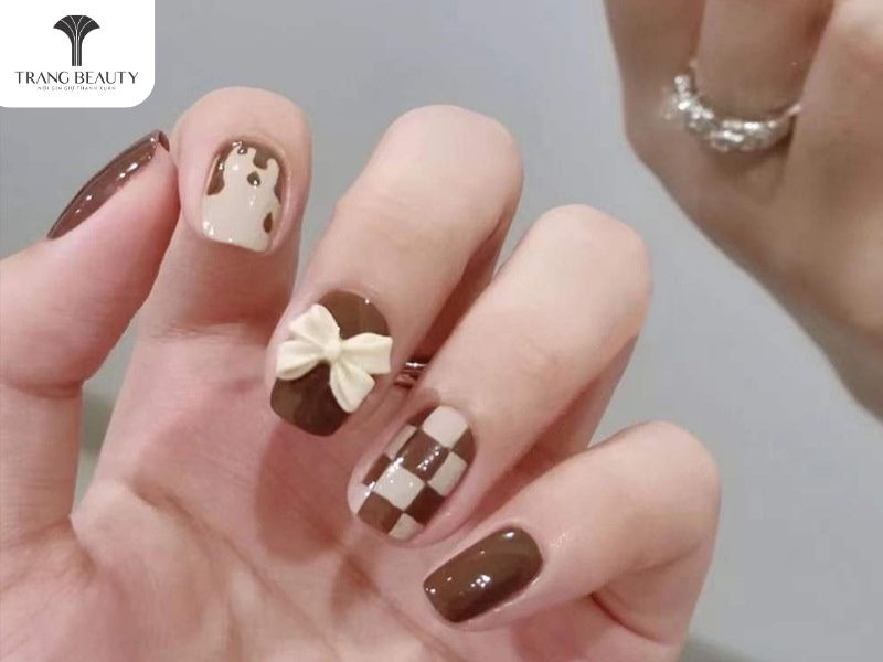 Mẫu móng tay vẽ nơ tông màu nâu be đính nơ 3D xinh xắn