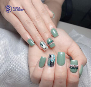 Mẫu móng tay xanh ngọc đính đá cầu kỳ
