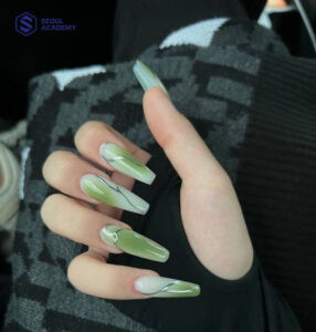 Mẫu móng tay xanh ngọc kẻ mảnh