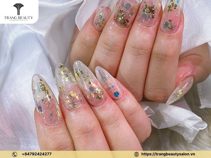 Khám Phá Các Mẫu Vẽ Hoa Móng Tay Đẹp Tuyệt Mỹ Cho Phái Nữ Mẫu móng vẽ hoa dài nhọn ấn tượng và quyến rũ