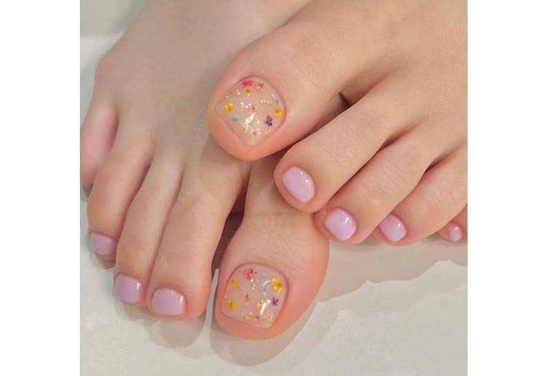 Mẫu móng vẽ họa tiết hoa nữ tính, độc đáo trên nền trong suốt cho nàng văn phòng