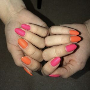 Mẫu nail 2 màu hồng cam ngọt ngào và nữ tính, phù hợp móng ngắn