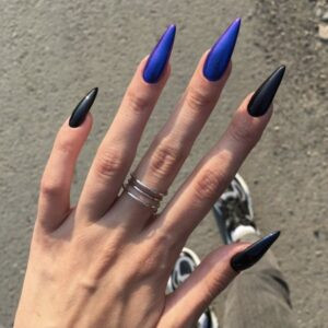 Mẫu nail 2 màu xanh dương và đen trên dáng móng nhọn sang trọng