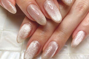 Mẫu nail ánh kim bạc cá tính trên móng dài