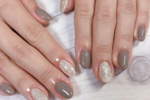 Mẫu nail ánh kim bạc phối xám sữa tinh tế