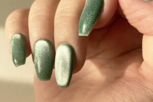 Mẫu nail ánh kim xanh rêu thanh lịch